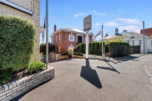 Coach House Launceston image 12