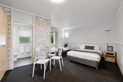 Coach House Launceston image 14